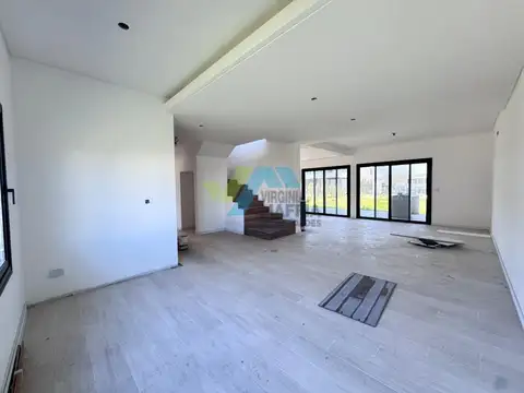 Casa 6 ambientes con 4 baños