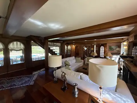 Casa 7 ambientes con 5 baños
