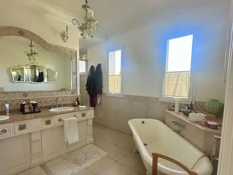Casa 6 ambientes con 4 baños
