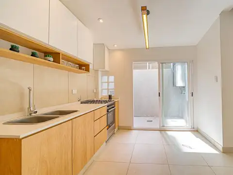 VENTA PH 3 AMBIENTES CON PATIOS Y PARRILLA FLORES