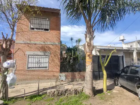Casa de dos plantas de 6 ambientes con departamento de dos plantas