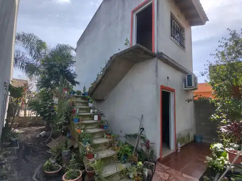 Casa de dos plantas de 6 ambientes con departamento de dos plantas