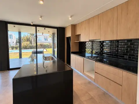 Casa 5 ambientes con 5 baños
