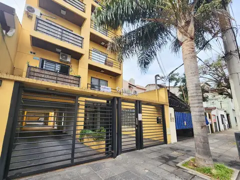 DEPARTAMENTO DE DOS AMB.  2 COCHERAS /BALCON AL CONTRAFRENTE