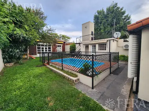 Venta casa de 3 ambientes con cochera y piscina en Quilmes