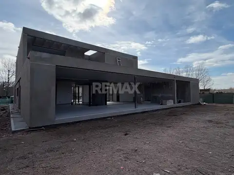 Casa 8 ambientes con 3 baños