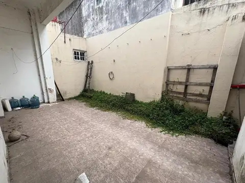 LOTE EN VENTA (con edificación). Castelar norte.