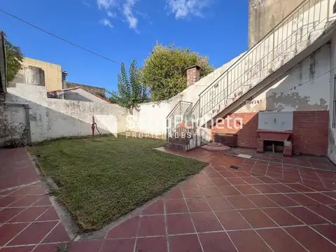 Venta de casa 3 ambientes con cochera cubierta y patio en Morón sur
