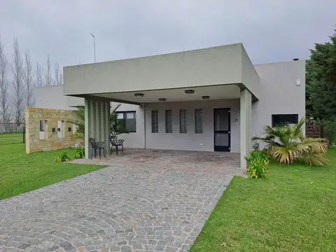 Casa En Venta En El Club De Campo La Candida