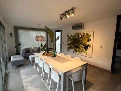 Casa en Alquiler Temporal con 3 cocheras