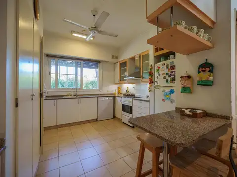 Casa 6 ambientes con 4 baños