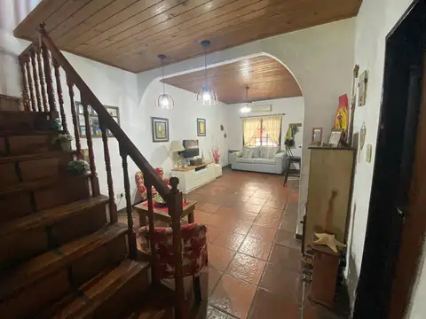 EXCELENTE DUPLEX EN LOTE PROPIO CON COCHERA DESCUBIERTA AL FRENTE