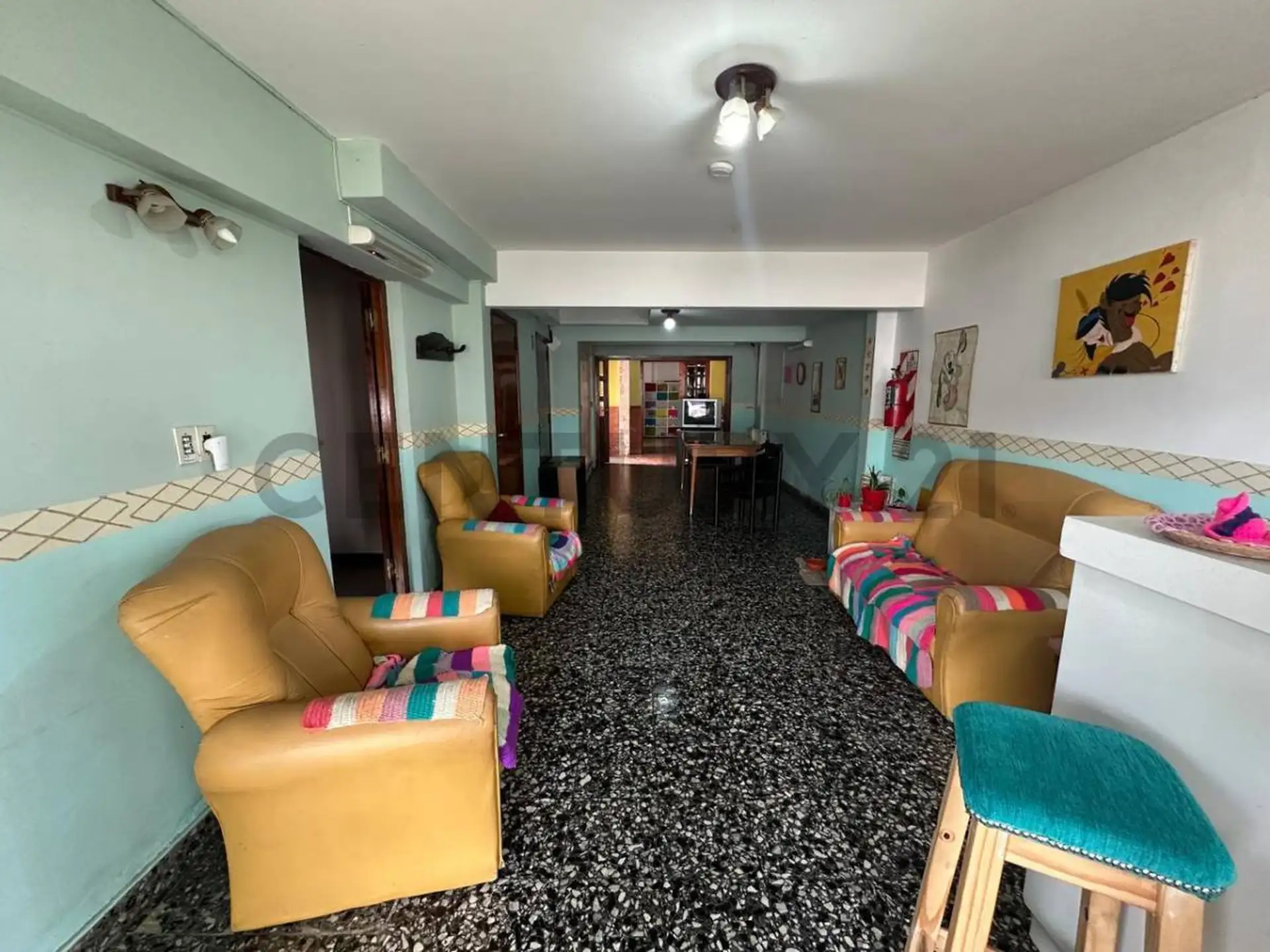 Casa multifamiliar en terreno propio con patio y cochera
