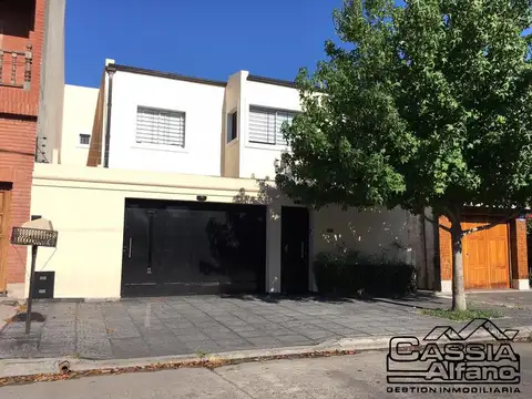 Casa 6 ambientes con 4 baños