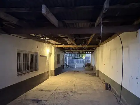 VENTA de LOTE con local, casa y departamento en excelente ubicación comercial - A refaccionar