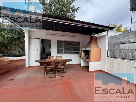 CASA DE DOS DORMITORIOS CON COCHERA PATIO Y TERRAZA EN ALQUILER EN ECHESORTU