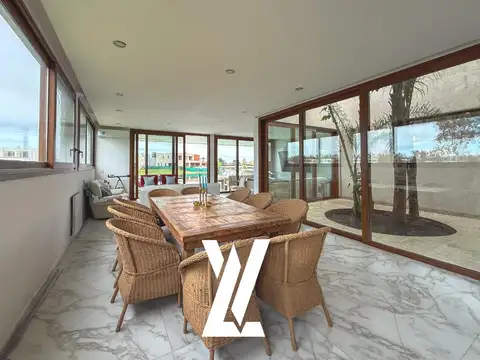 Casa en Alquiler con 6 cocheras