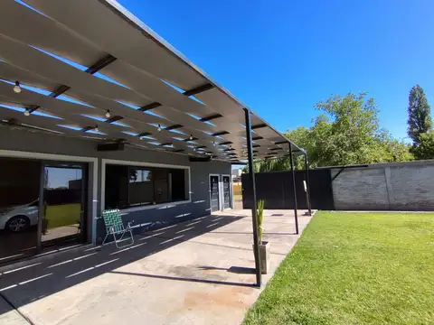Se vende lote con salón de eventos, chacras, Mza