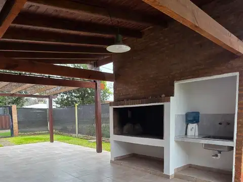 CASA DE DOS DORMITORIOS CON PISCINA- FUNES- ROLDAN