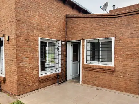 Casa en Alquiler con 3 cocheras