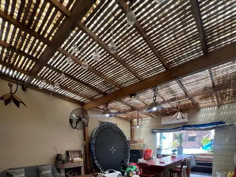 CASA 5 AMBIENTES-C/AMPLIO DEPOSITO/LOCAL, QUINCHO