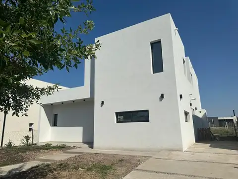 Casa  en Venta en Santa Lucia, Pilar del Este, Pilar