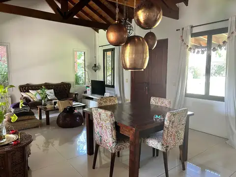 Casa en Alquiler con 2 cocheras