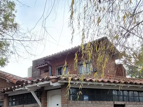 INTERESANTE CHALET DE DOS PLANTAS I LIVING COMEDOR CON CHIMENEA I COCINA CON GRAN COMEDOR DIARIO I 4 DORMITORIOS I BAÑO Y TOILLETTE I PATIO I COCHERA