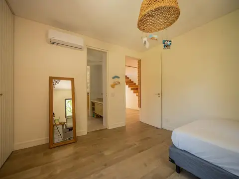 Casa 8 ambientes con 3 baños