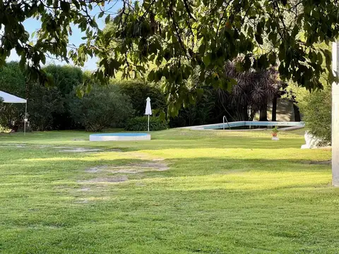 Imponente Casa Quinta Estilo Castillo sobre 2 lotes con pileta