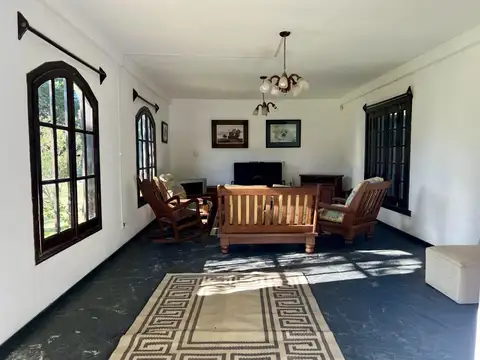 Imponente Casa Quinta Estilo Castillo sobre 2 lotes con pileta