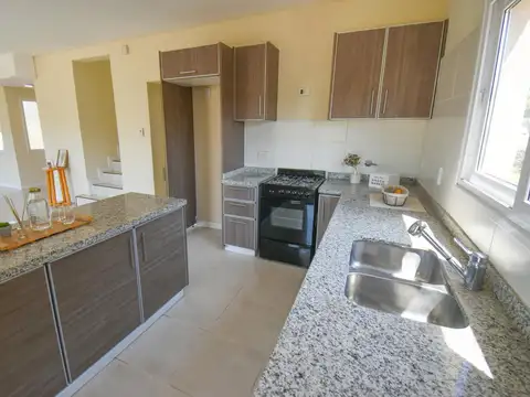 Casa en Venta con 3 cocheras