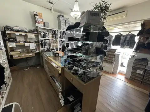 Gran oportunidad de Casa de 4 ambientes, con dos Locales y Amplio galpón en Escobar centro!