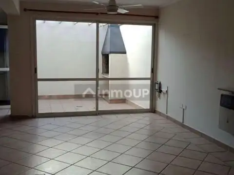 Casa en Alquiler con 1 cochera