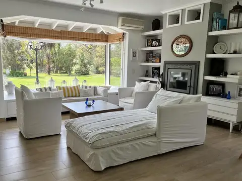 Casa 8 ambientes con 5 baños