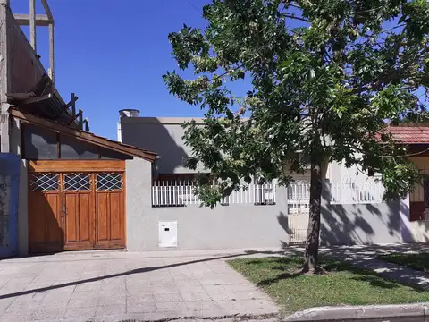 Impecable casa de 3 ambientes, excelente ubicación con parque y quincho (GD-104)