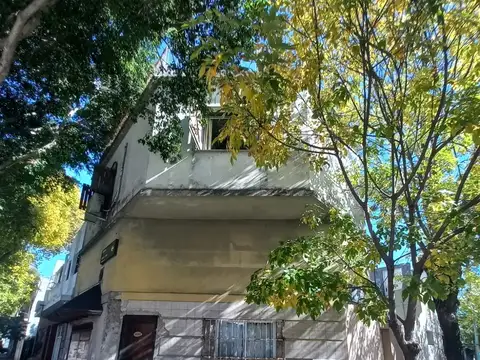 PH 4 Amb. Frente con Patio y Terraza - Muy Bueno 