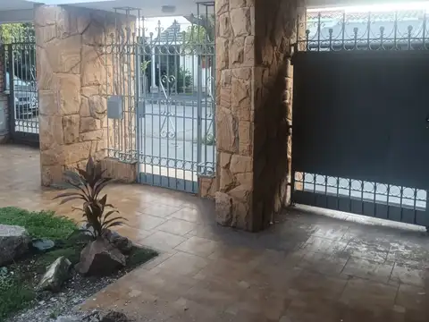 Casa 6 ambientes con 2 baños