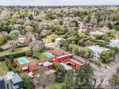 Casa 5 ambientes con 4 baños