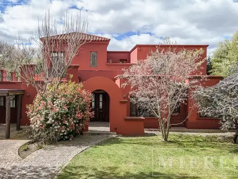 Casa en venta  sobre lote interno en el  Barrio La Celina Ingeniero Maschwitz