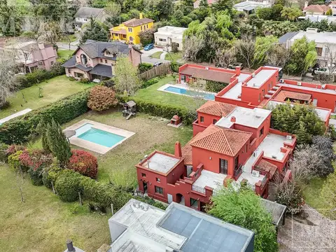 Casa en Venta con 3 cocheras