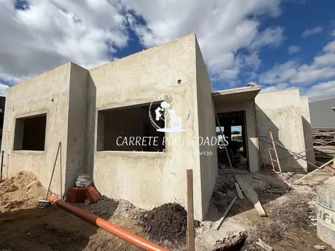 Casa en venta de 4 ambientes Moderna. Barrio Santa Lucia. Pilar 100