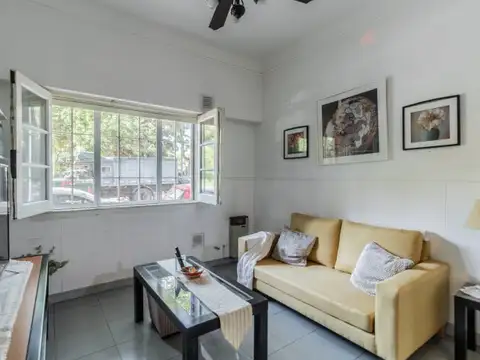 Venta. Departamento en PB.  3 ambientes, con patio y lavadero al frente. Parque Chacabuco