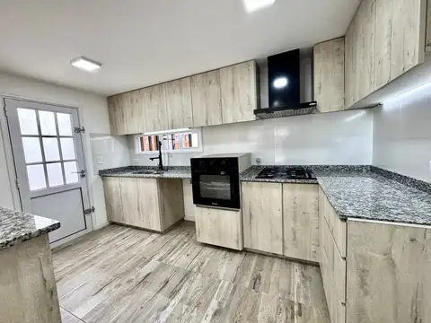 Casa 4 ambientes con 2 baños