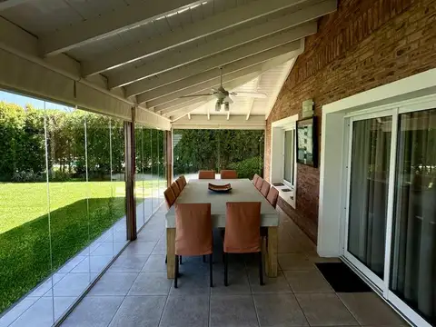 Casa 6 ambientes con 2 baños