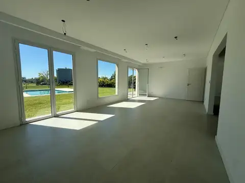 Venta casa 4 ambientes en El Cantón Golf, Escobar