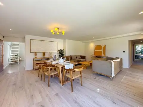 MIRAFLORES VENTA CASA 3 DORMITORIOS, 3 BAÑOS, PISCINA Y COCHERA SOBRE LOTE DE 800 m2.