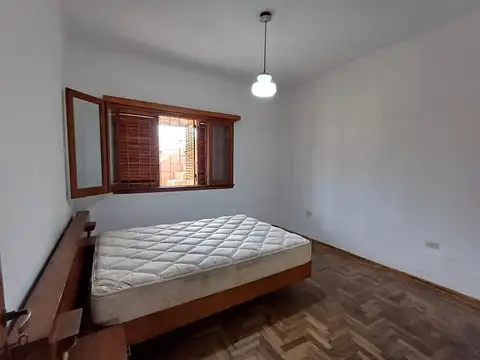 Casa en alquiler de 4 ambientes. Cochera pasante. Parque. Quincho. Dependencia.