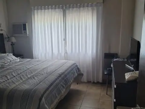 VENTA LAPRIDA AL 3900 CASA DE 2 DORMIT + COMODÍN CON COCHERA Y PATIO