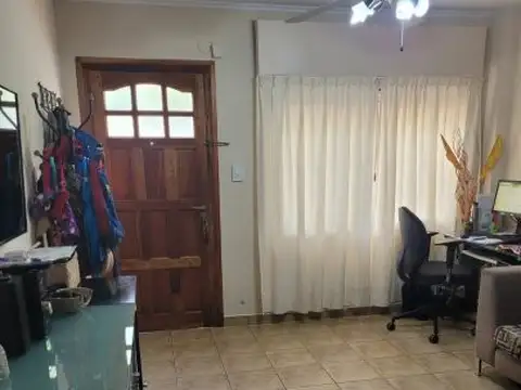 VENTA LAPRIDA AL 3900 CASA DE 2 DORMIT + COMODÍN CON COCHERA Y PATIO